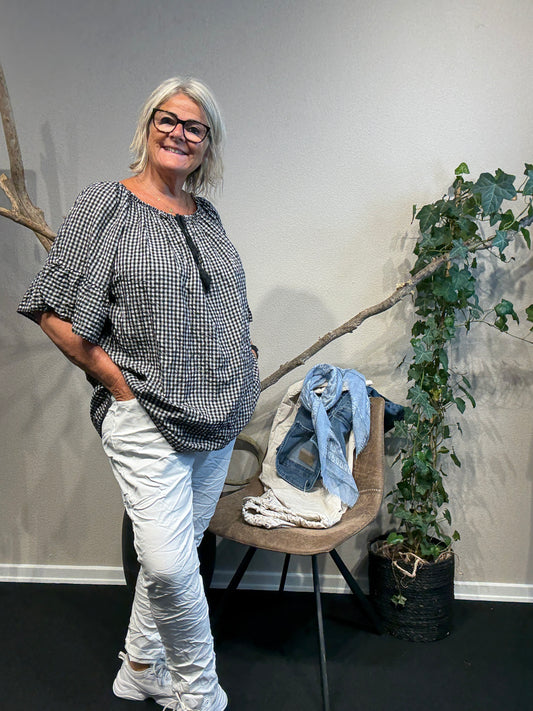 Plussize addy tunika i sort hvid ternet stof rummelig smart facon til pluspiger sigensgaard.dk