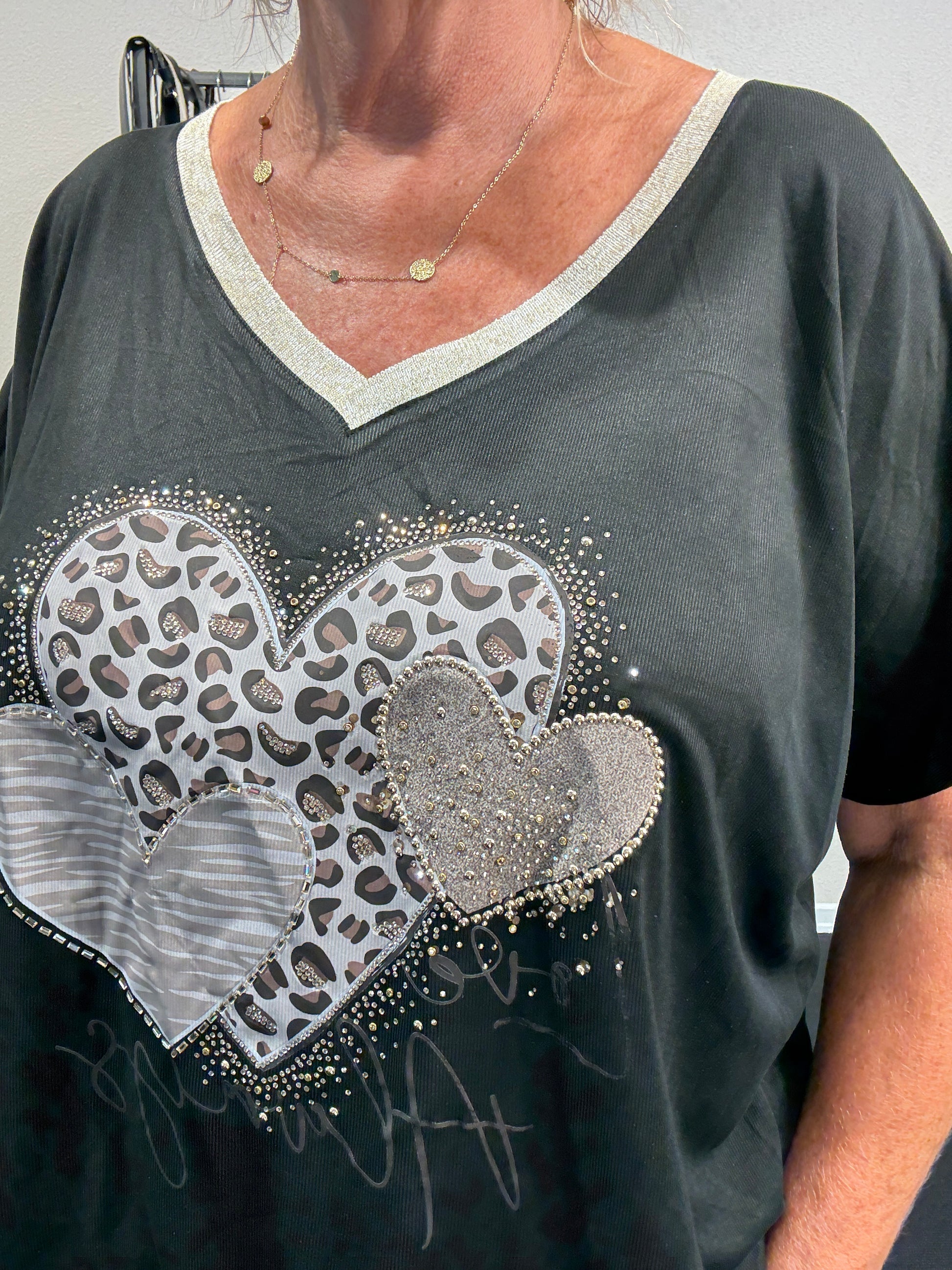 Alma T-shirts plussize som fåes i både sort og brun fra Sigensgaard.dk