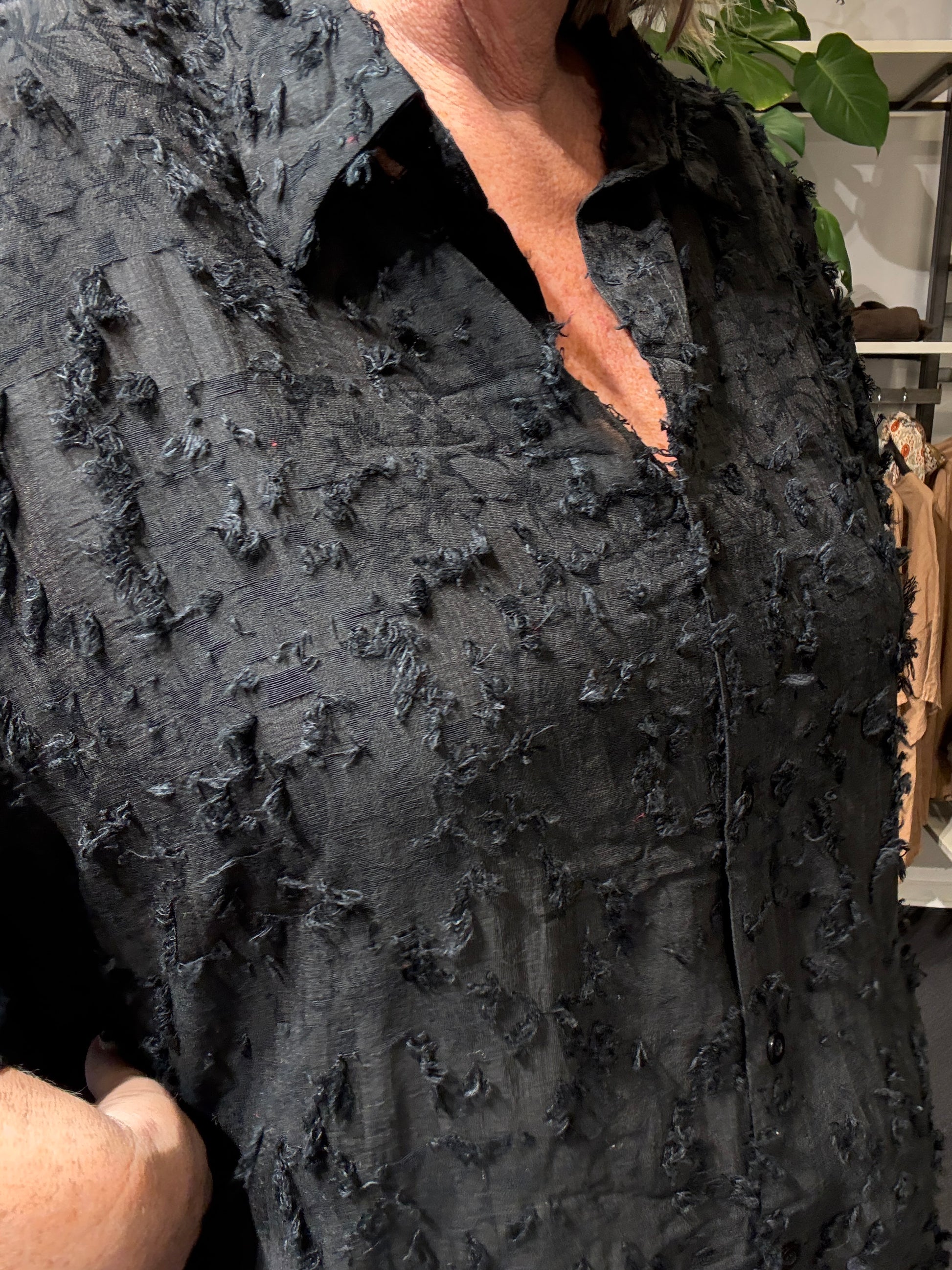 Anette skjorte med struktur i stof gennem knappet 3/4 langt ærme som er bredet forneden denne findes i 3 farver og er til både hverdag og fest.