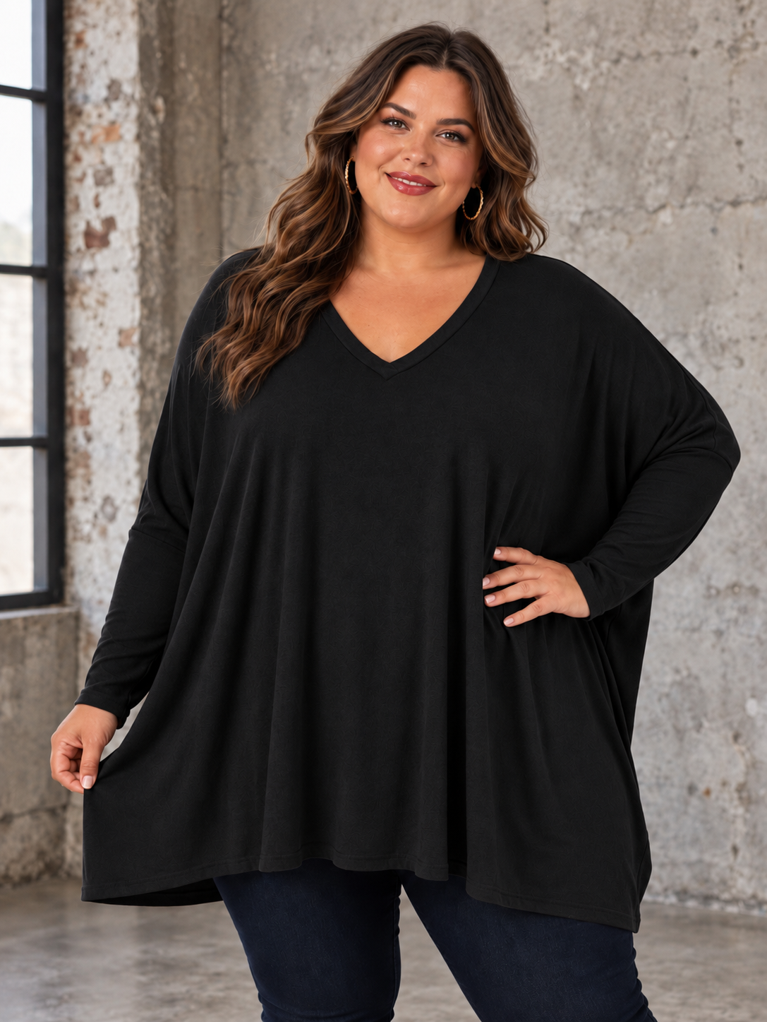 Hanne plussize strik i blød kvalitet med V-hals, lange ærmer og løs, rummelig pasform. Vist på plus size model – billedet er AI-genereret.