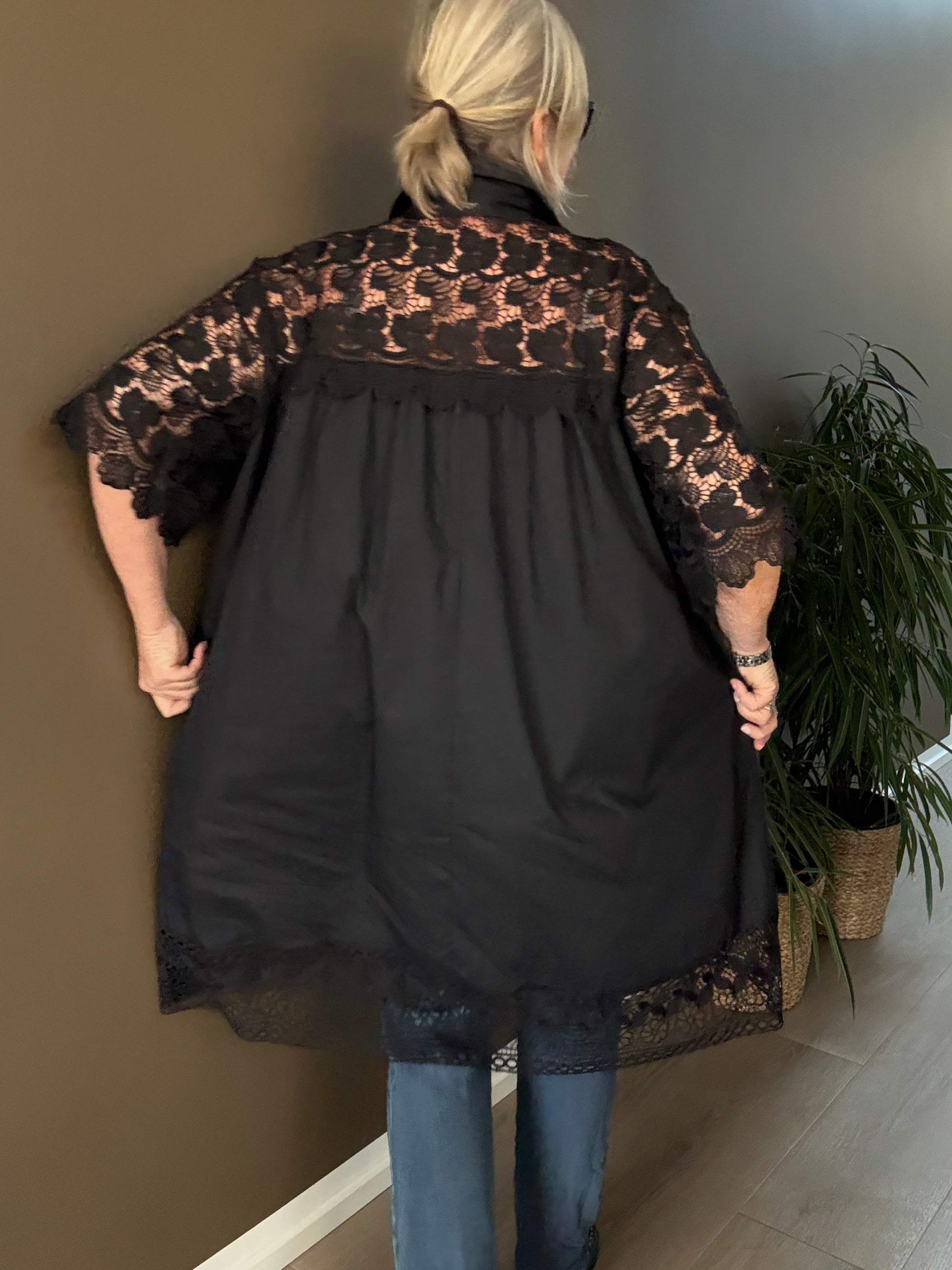 Freja blondekjole i sort til pluspiger – elegant plussize kjole med fine blondedetaljer og flatterende pasform.