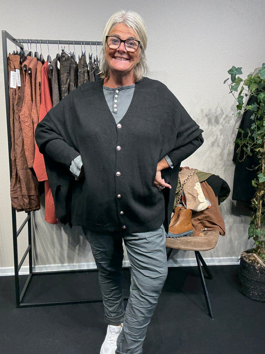 Gerda plussize strik cardigan i sort