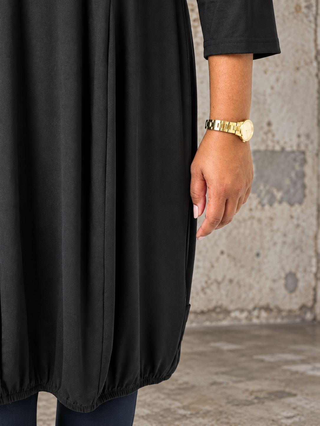 **Alt-tekst:**
Hilda plus size jersey kjole fra Pont Neuf i sort med 3/4 ærmer og ballon effekt hvor der er løst  eleastik forneden  – AI-genereret billede.