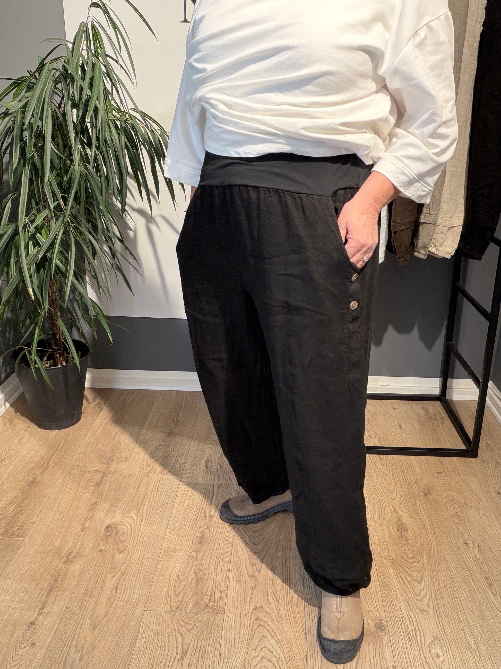 Hulda lang hørbuks findes i flere farver og er en buks du vil blive afhængig af 