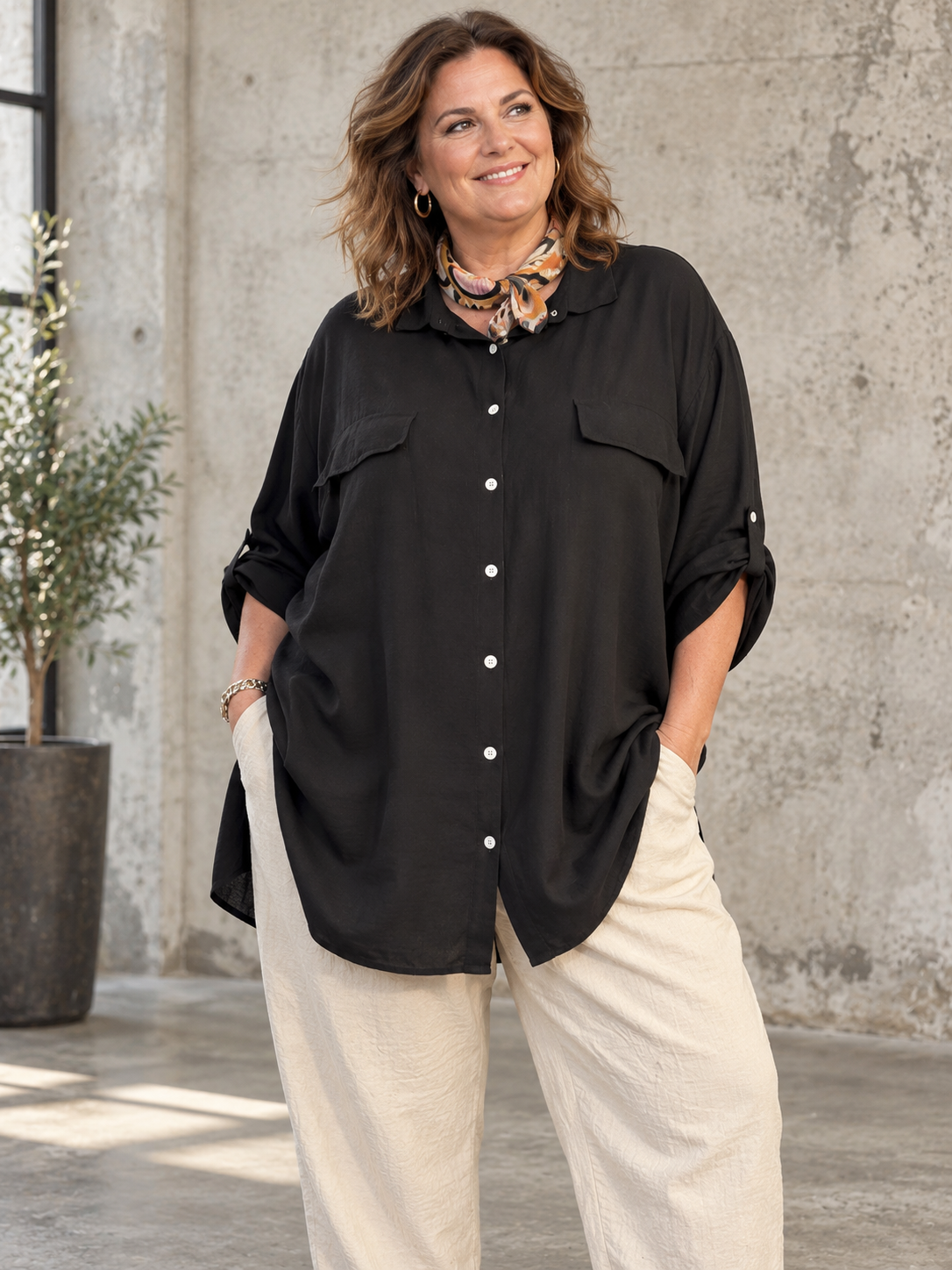 **Alt-tekst:**  
Lulu basis plus size skjorte i let og behagelig kvalitet med løs pasform. En alsidig skjorte, der er nem at style på flere forskellige måder og findes i mange flotte farver. Billedet er AI-genereret.