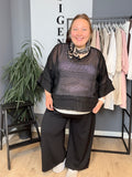 Den smarte net bluse til plus size kvinder. Det er et frisk touch til enhver garderobe, og så er den smart til både hverdag og fest. Du kan også bruge den udover din bikini.