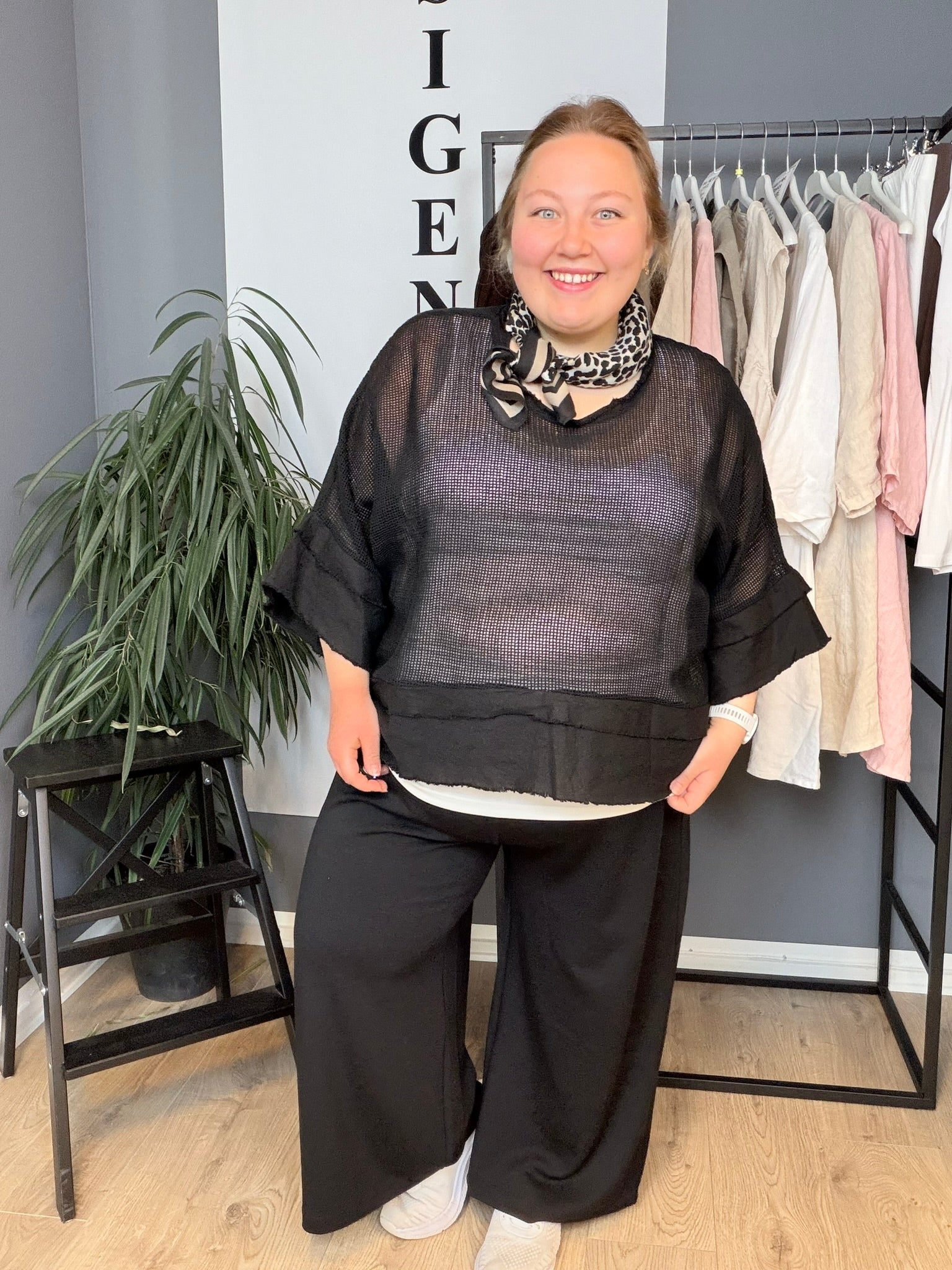 Den smarte net bluse til plus size kvinder. Det er et frisk touch til enhver garderobe, og så er den smart til både hverdag og fest. Du kan også bruge den udover din bikini.