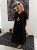 Pernille Kjole er en skøn og tidløs plus size kjole med en flot A-facon, der falder smukt og giver masser af bevægelsesfrihed. Den enkle silhuet gør kjolen nem at style til både hverdag og fest – brug den med sneakers eller sandaler til et afslappet look, eller tilsæt smykker og en let jakke for et mere elegant udtryk.

Kjolen er syet i en blød og behagelig viskosekvalitet, som føles let mod huden og falder flot uden at stramme. Den har en feminin V-hals, korte ærmer og en løs pasform, der klæder mange krop