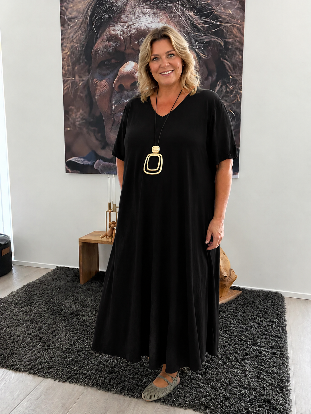Pernille Kjole er en skøn og tidløs plus size kjole med en flot A-facon, der falder smukt og giver masser af bevægelsesfrihed. Den enkle silhuet gør kjolen nem at style til både hverdag og fest – brug den med sneakers eller sandaler til et afslappet look, eller tilsæt smykker og en let jakke for et mere elegant udtryk.

Kjolen er syet i en blød og behagelig viskosekvalitet, som føles let mod huden og falder flot uden at stramme. Den har en feminin V-hals, korte ærmer og en løs pasform, der klæder mange krop
