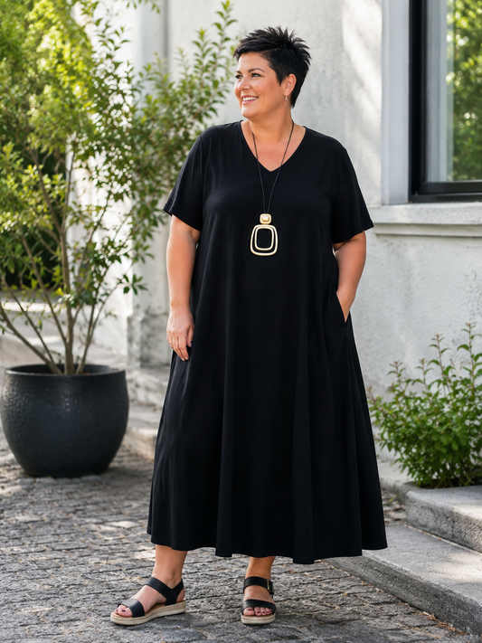 Pernille Kjole er en skøn og tidløs plus size kjole med en flot A-facon, der falder smukt og giver masser af bevægelsesfrihed. Den enkle silhuet gør kjolen nem at style til både hverdag og fest – brug den med sneakers eller sandaler til et afslappet look, eller tilsæt smykker og en let jakke for et mere elegant udtryk.

Kjolen er syet i en blød og behagelig viskosekvalitet, som føles let mod huden og falder flot uden at stramme. Den har en feminin V-hals, korte ærmer og en løs pasform, der klæder mange krop