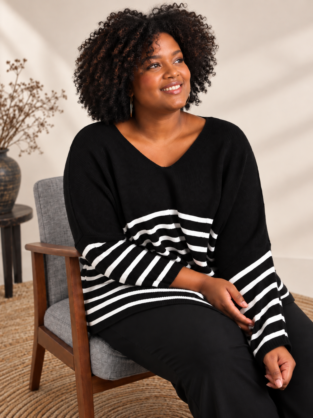 Hille plussize strik med hvide striber og V-hals, vist på plus size model. Billedet er AI-genereret.