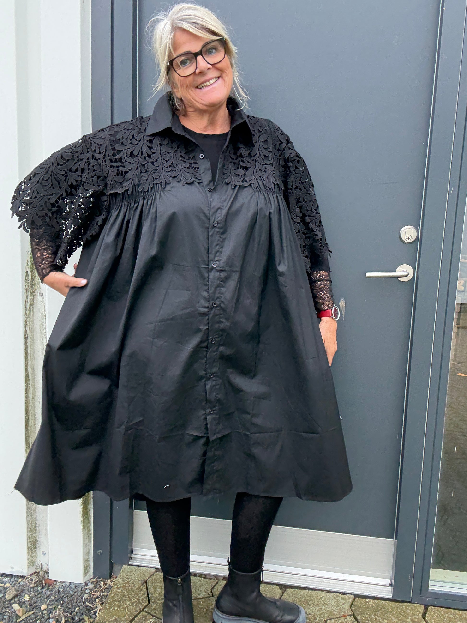 Benita plus size kjole fra mærket Sigensgaard. Her ses den i en flot grøn. Modellen er normalt en str. 52, derfor spænder denne kjole bredt hvad angår størrelse. 