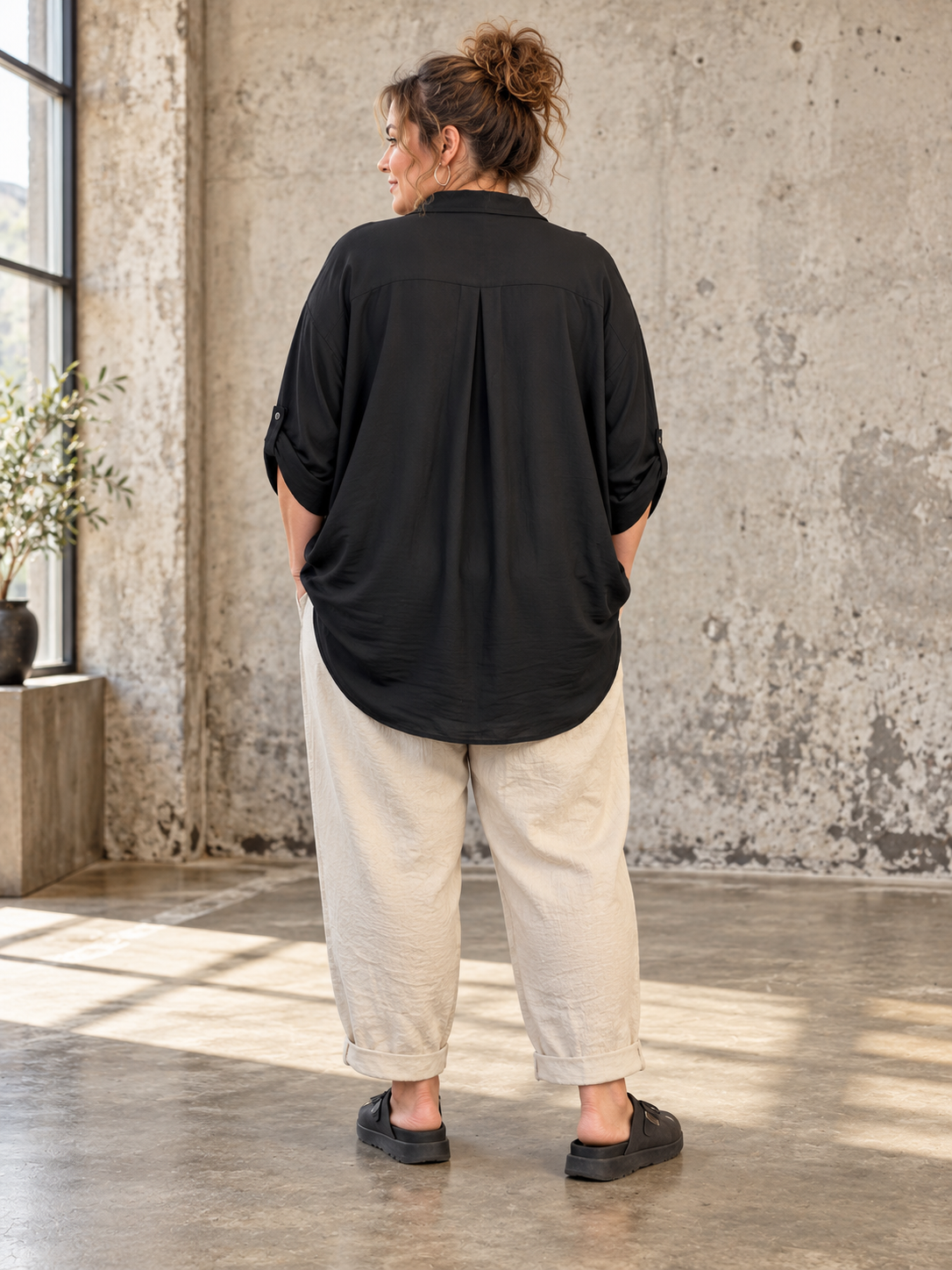 **Alt-tekst:**  
Lulu basis plus size skjorte i let og behagelig kvalitet med løs pasform. En alsidig skjorte, der er nem at style på flere forskellige måder og findes i mange flotte farver. Billedet er AI-genereret.