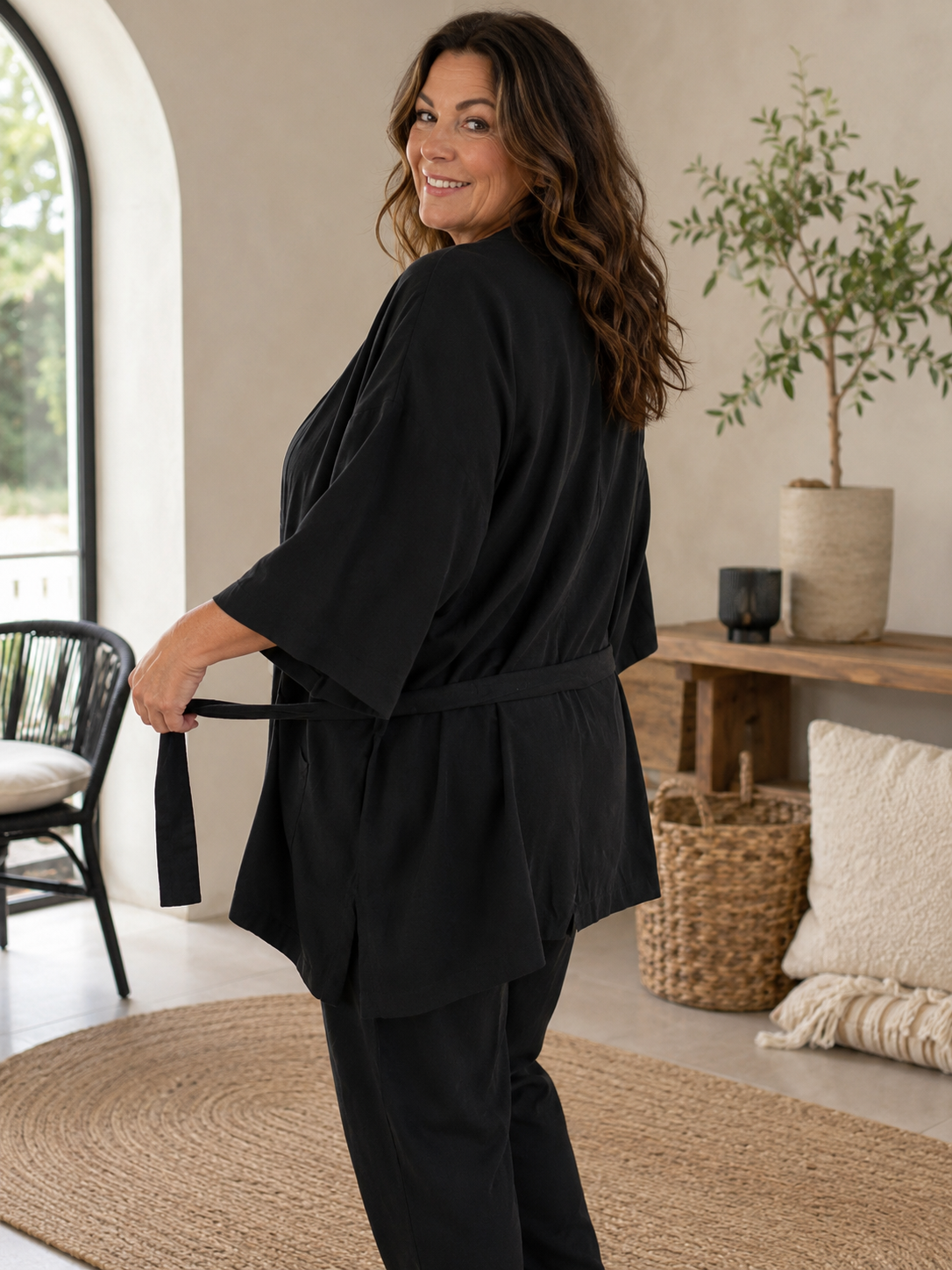 Sanne plus size kimono med åben front, store lommer og bindebælte. Den løse pasform gør kimonoen behagelig og nem at style over en T-shirt, top eller kjole. Perfekt til kvinder i plus size, der ønsker et afslappet og moderne look. Fås hos Sigensgaard.dk. billed er Ai generet.