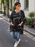 AI-genereret billede af Sille plussize bomuldstunika i let vævet bomuld med grafisk print, rund hals og lommer. Tunikaen vises på en plus-size model og fås i flere farver.