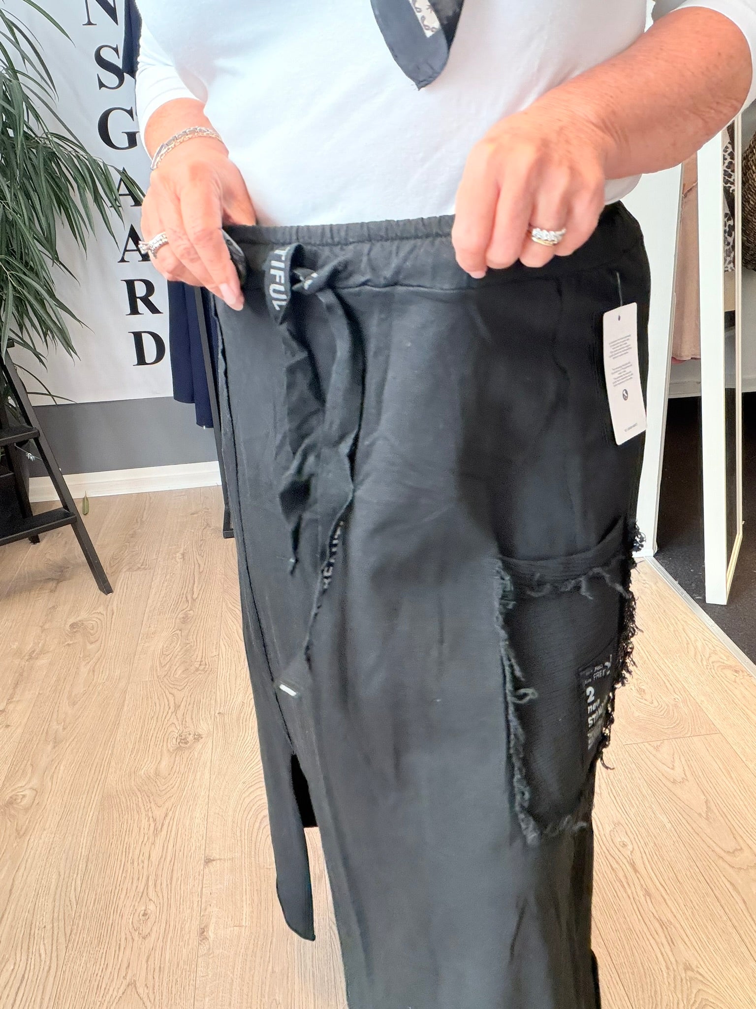 Tia bomulds nederdel i sort bindebånd og elastik i liv en nederdel med masser af stræk.