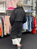 Smart plussize trench coat, som er perfekt her i foråret. Vi mener den kan bruges af plus size kvinder som er mellem str. 42 og 46, men tjek mål. 