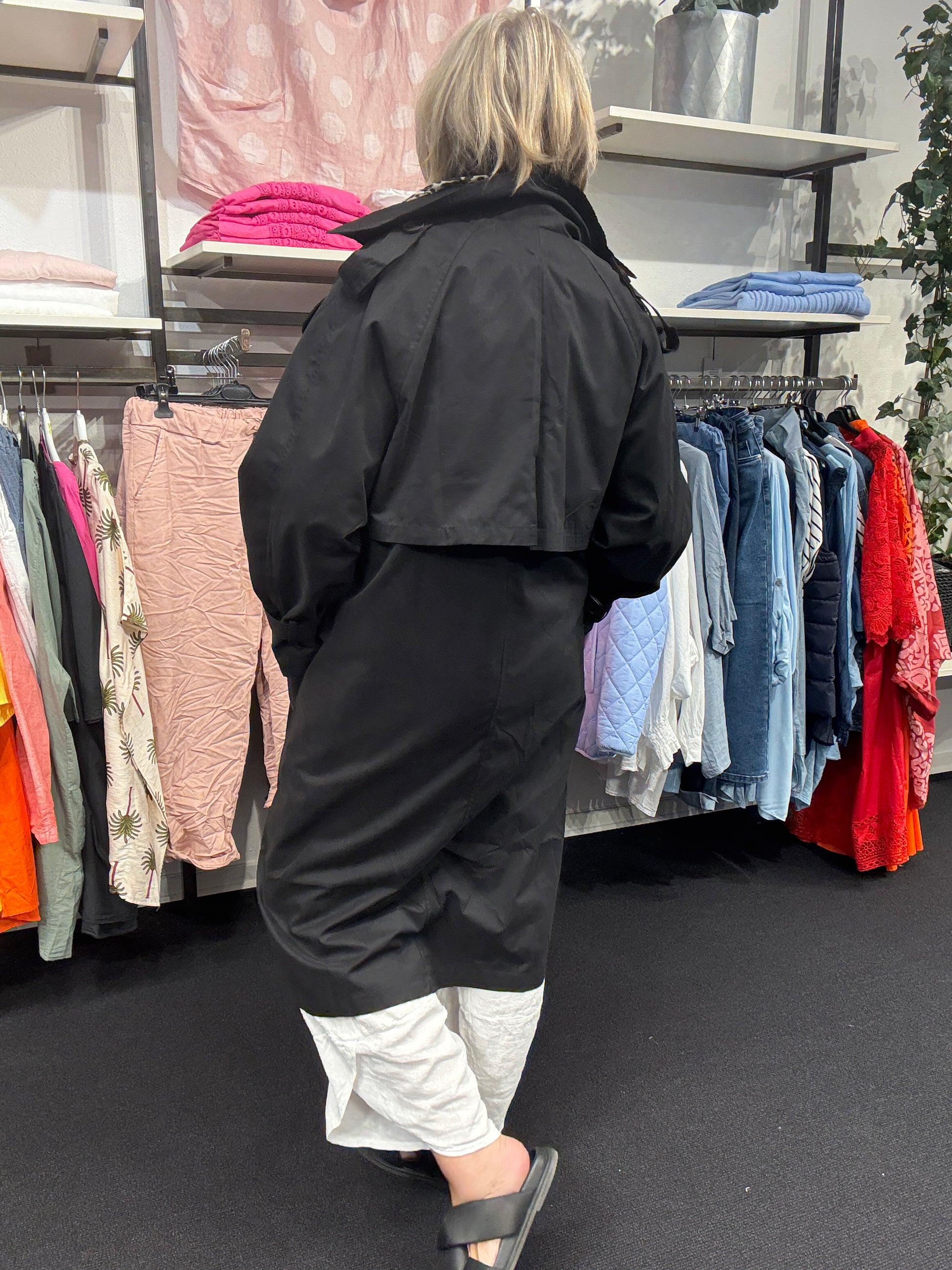 Smart plussize trench coat, som er perfekt her i foråret. Vi mener den kan bruges af plus size kvinder som er mellem str. 42 og 46, men tjek mål. 