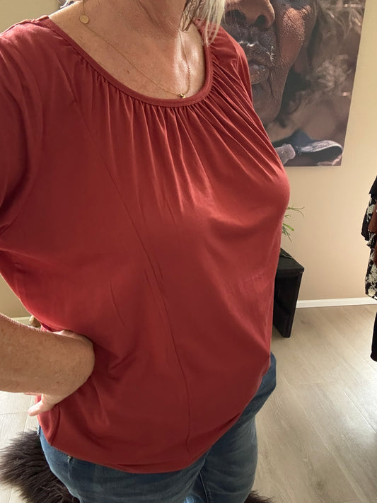 Basis t-shirten med den gode pasform, 3/4 ærmer og bund, så blusen får den kendte "ballon-effekt", der mange gange er smart til os plus piger. Den er med rund hals.