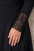 WA-STELLA 24 sort langærmet T-shirt til dame med rund hals og elegante blondedetaljer ved ærmerne.
