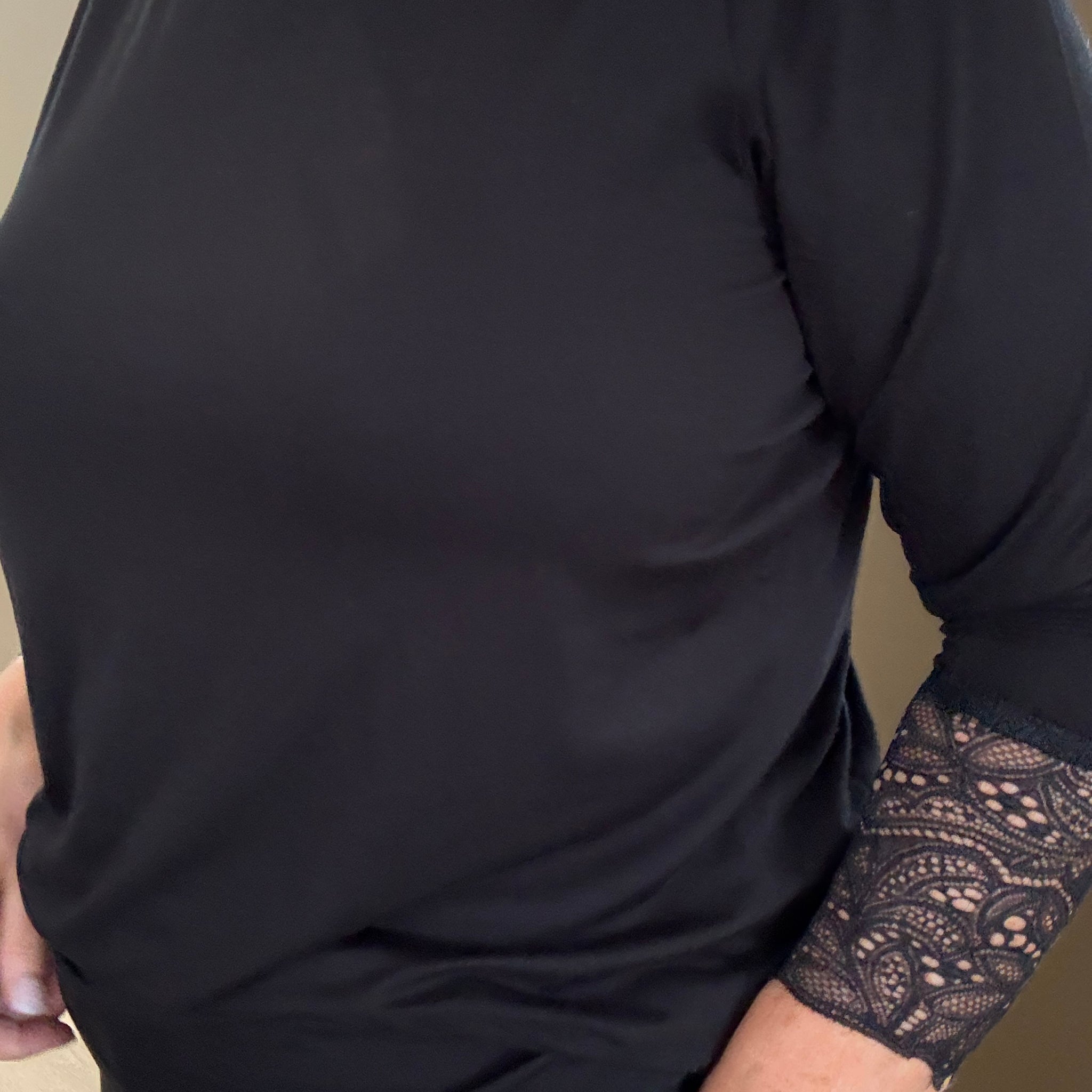 Stella 24 tshirt rund i hals og med blonde forneden af ærme blød og lækker plussize T-shirt som er både til hverdag og fest.