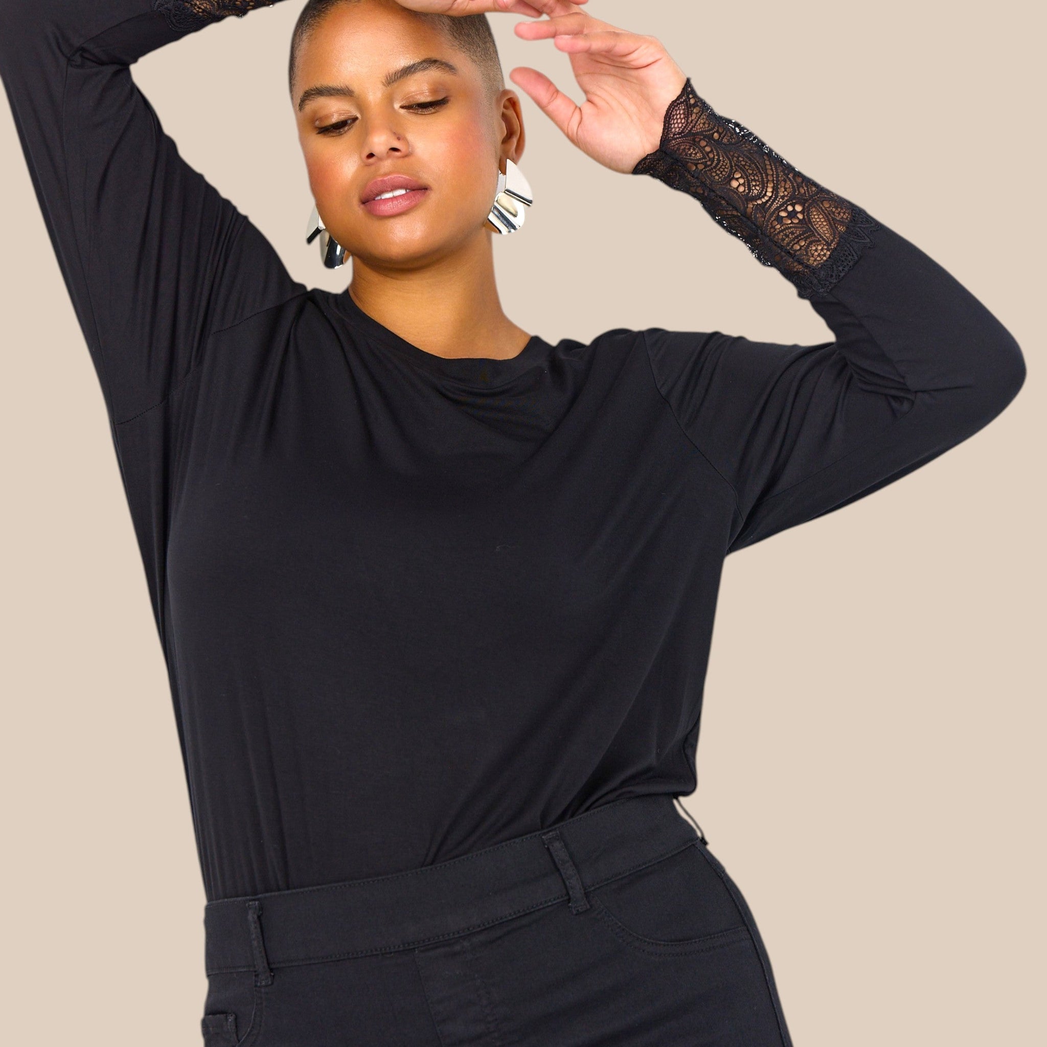 Stella 24 er en T-shirt hvor der er blonde forneden af ærme,så perfekt under en strik så man kan hive ærme op og se den flotte blonde,størrelse går op til str.58