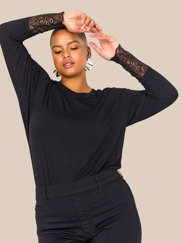 Stella 24 er en T-shirt hvor der er blonde forneden af ærme,så perfekt under en strik så man kan hive ærme op og se den flotte blonde,størrelse går op til str.58