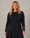 WA-STELLA 24 sort langærmet T-shirt til dame med rund hals og elegante blondedetaljer ved ærmerne.
