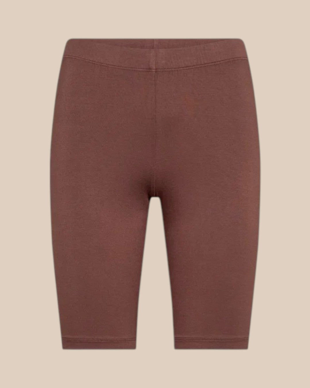 Stella indershorts i plussize er designet til at give dig maksimal komfort hele dagen. De bløde og strækbare shorts sidder behageligt tæt til kroppen uden at stramme, og de er perfekte under kjoler og nederdele, hvor de forebygger gnidning mellem lårene.

Materialet er let, åndbart og fugtabsorberende, hvilket gør dem ideelle både til hverdagsbrug og varmere dage. Den elastiske talje sikrer en god pasform, der bliver siddende, hvor den skal – uden at rulle ned.