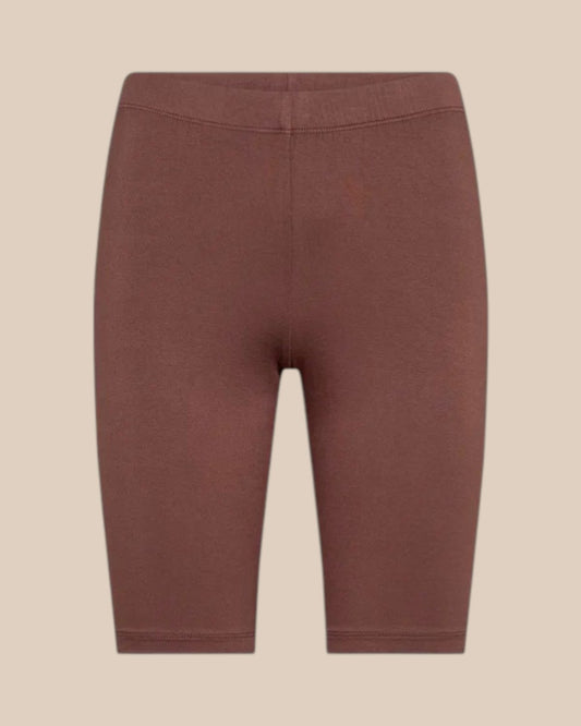 Stella indershorts i plussize er designet til at give dig maksimal komfort hele dagen. De bløde og strækbare shorts sidder behageligt tæt til kroppen uden at stramme, og de er perfekte under kjoler og nederdele, hvor de forebygger gnidning mellem lårene.

Materialet er let, åndbart og fugtabsorberende, hvilket gør dem ideelle både til hverdagsbrug og varmere dage. Den elastiske talje sikrer en god pasform, der bliver siddende, hvor den skal – uden at rulle ned.