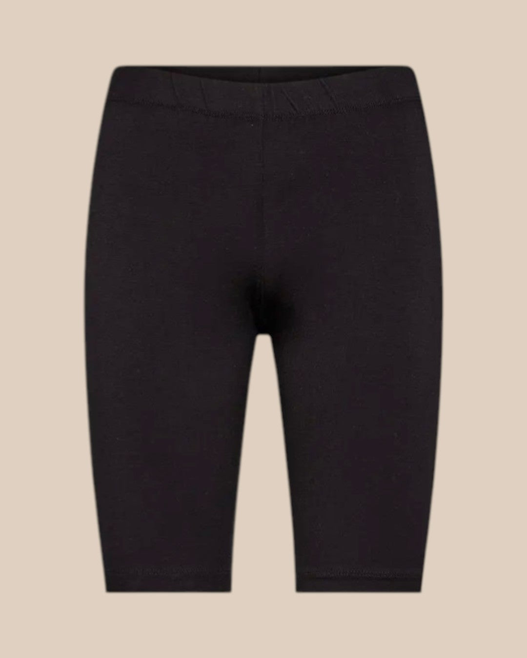 Stella indershorts i plussize er designet til at give dig maksimal komfort hele dagen. De bløde og strækbare shorts sidder behageligt tæt til kroppen uden at stramme, og de er perfekte under kjoler og nederdele, hvor de forebygger gnidning mellem lårene.

Materialet er let, åndbart og fugtabsorberende, hvilket gør dem ideelle både til hverdagsbrug og varmere dage. Den elastiske talje sikrer en god pasform, der bliver siddende, hvor den skal – uden at rulle ned.