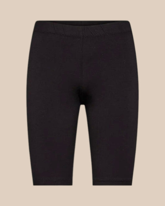 Stella indershorts i plussize er designet til at give dig maksimal komfort hele dagen. De bløde og strækbare shorts sidder behageligt tæt til kroppen uden at stramme, og de er perfekte under kjoler og nederdele, hvor de forebygger gnidning mellem lårene.

Materialet er let, åndbart og fugtabsorberende, hvilket gør dem ideelle både til hverdagsbrug og varmere dage. Den elastiske talje sikrer en god pasform, der bliver siddende, hvor den skal – uden at rulle ned.