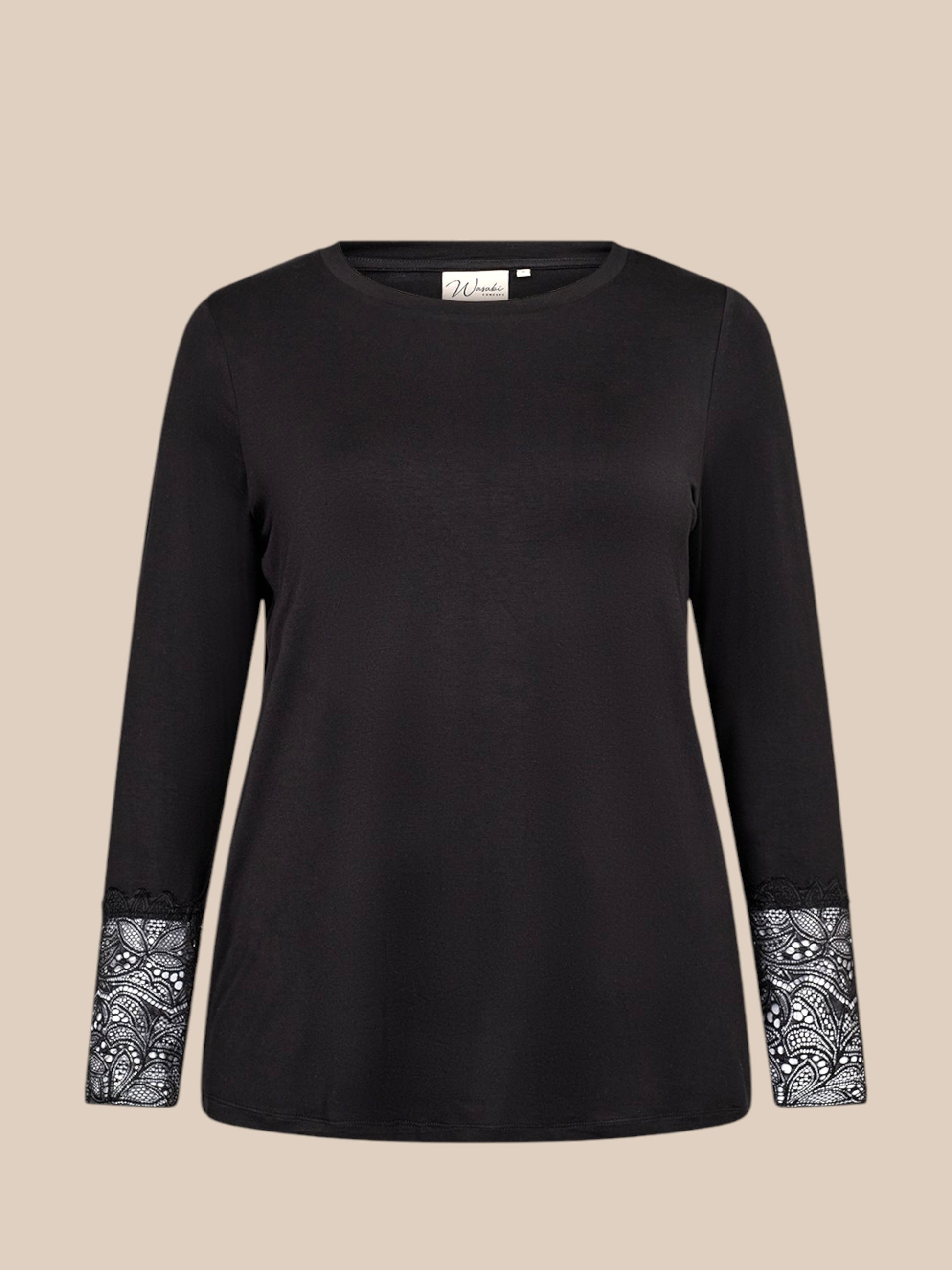 Stella 24 er en T-shirt hvor der er blonde forneden af ærme,så perfekt under en strik så man kan hive ærme op og se den flotte blonde,størrelse går op til str.58