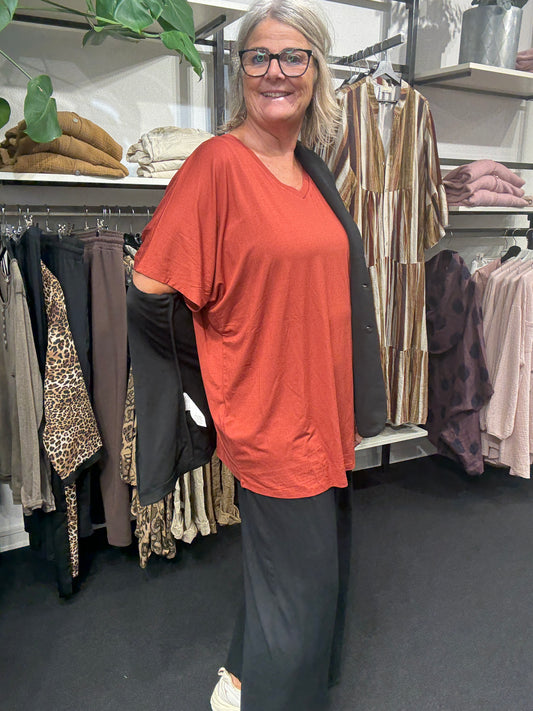 Plus size tunika i den gode a-facon, som man aldrig går fejl af. Den er med smart print, og fås i flere forskellige farver. Den er med korte ærmer og overskæring på brystet.