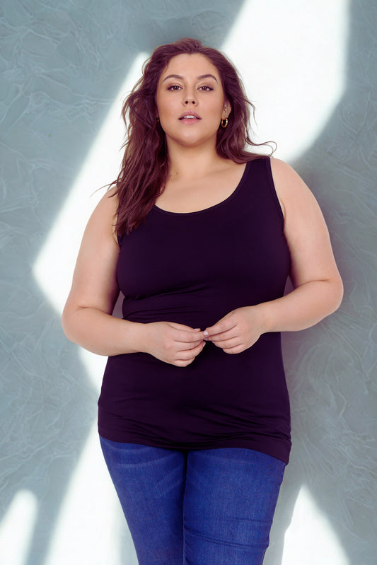 Blød og behagelig Stella 6 top til plus-size kvinder. Tidløs og elegant – perfekt til både hverdag og fest.