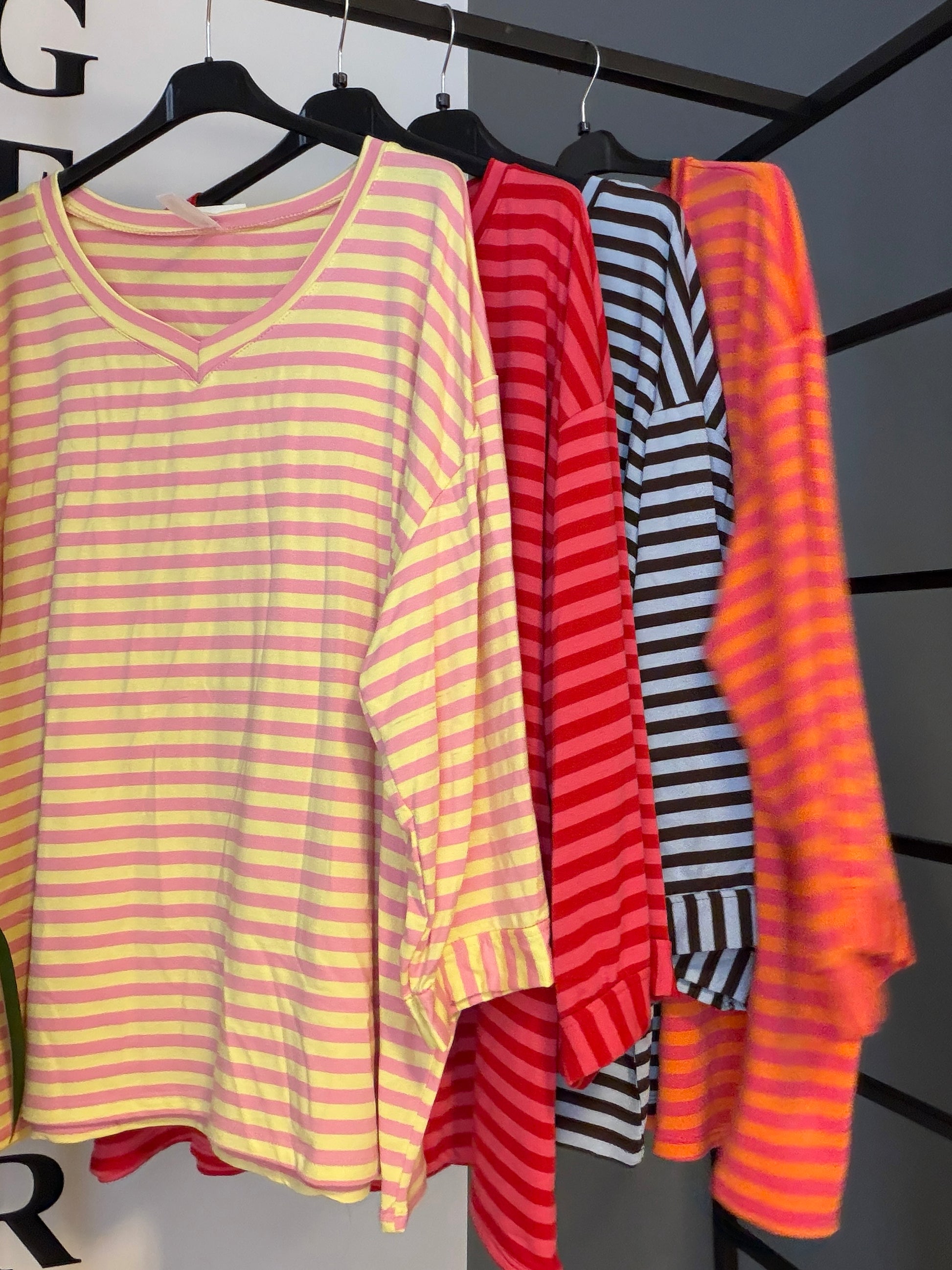 Lækker bomuds t-shirt til plus size kvinder. Den er med v-hals og brede ærmer. 