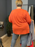 Lækker bomuds t-shirt til plus size kvinder. Den er med v-hals og brede ærmer. 