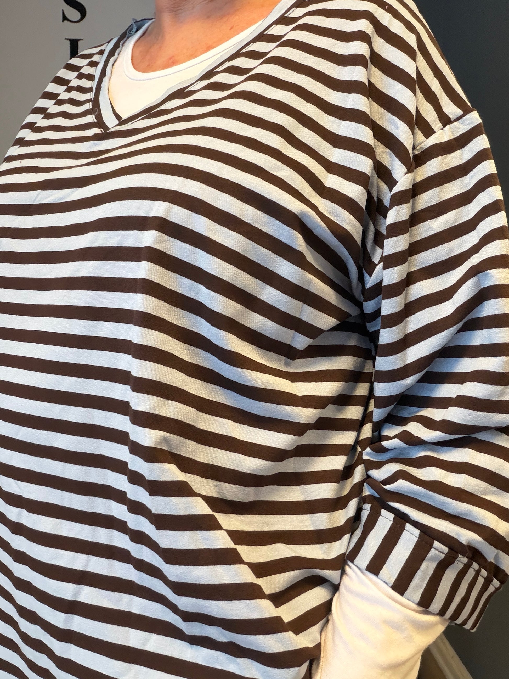 Lækker bomuds t-shirt til plus size kvinder. Den er med v-hals og brede ærmer. 