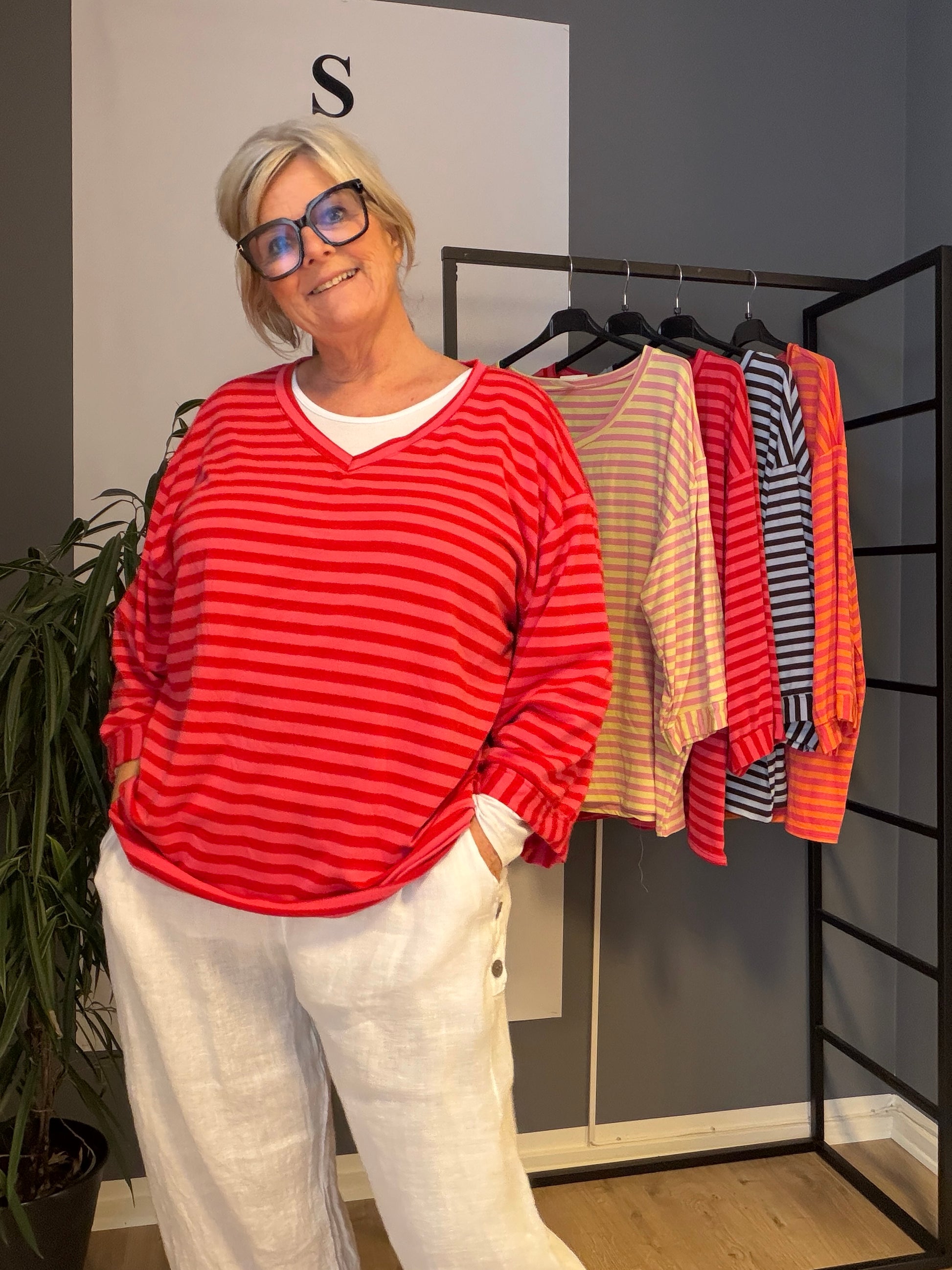 Lækker bomuds t-shirt til plus size kvinder. Den er med v-hals og brede ærmer. 