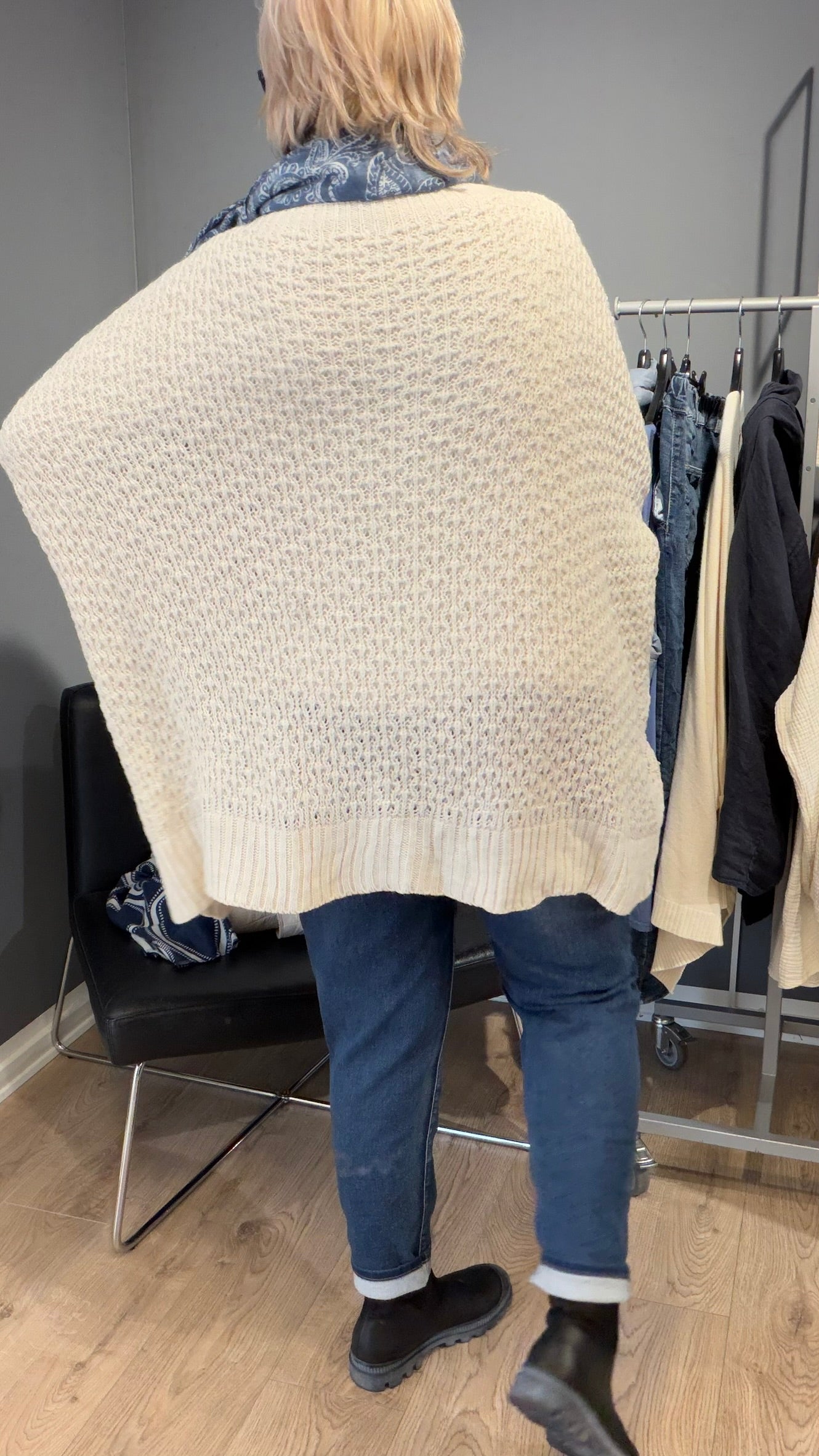 Sort plussize pullover med rundhals og langt ærme med ribkant.