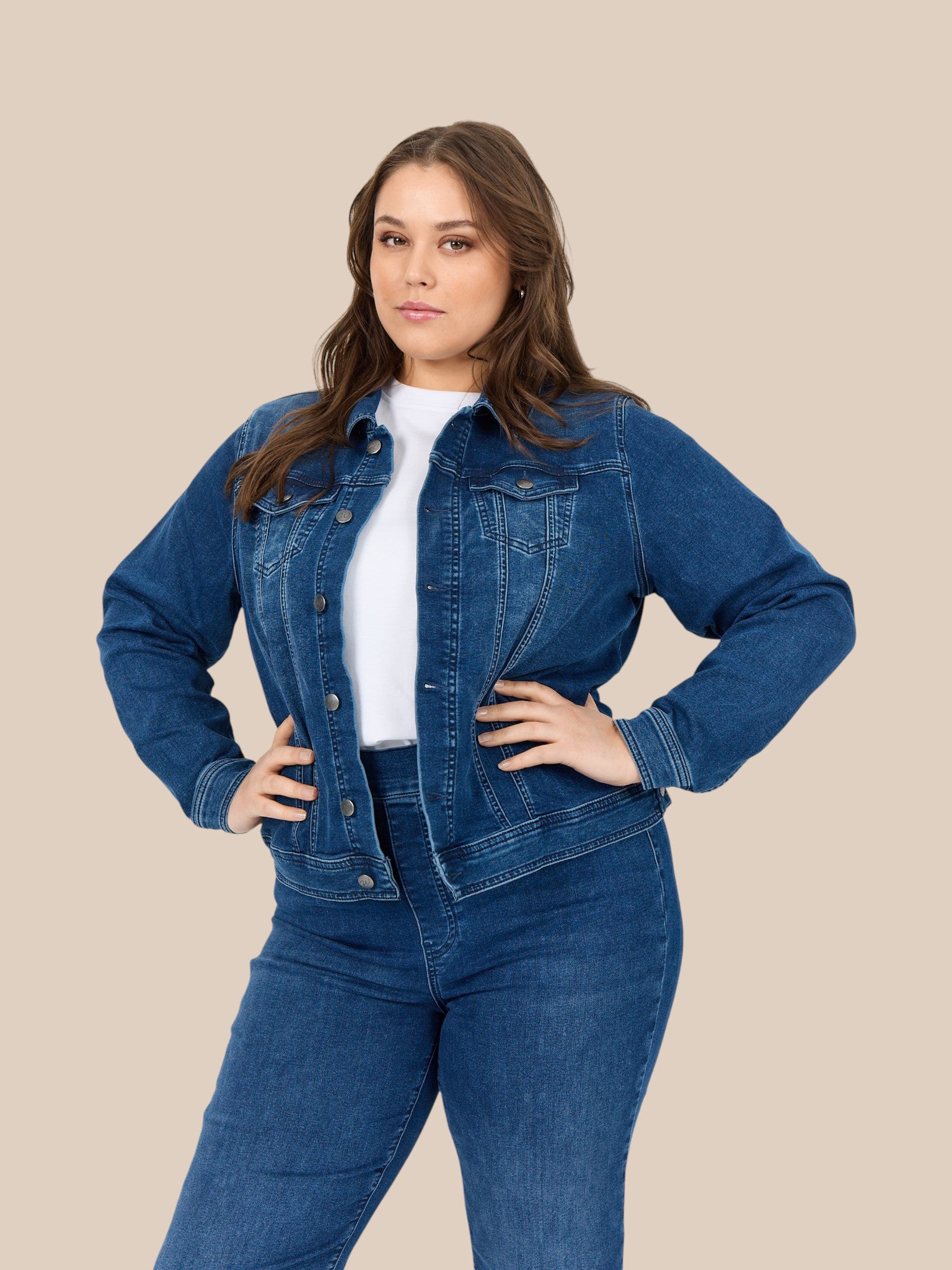 Lækker jeans jakke med knaplukning. Der er to små lommer på brystet og så er den med knap-detalje i rykken, så man kan give jakken facon, hvis man ønsker dette.