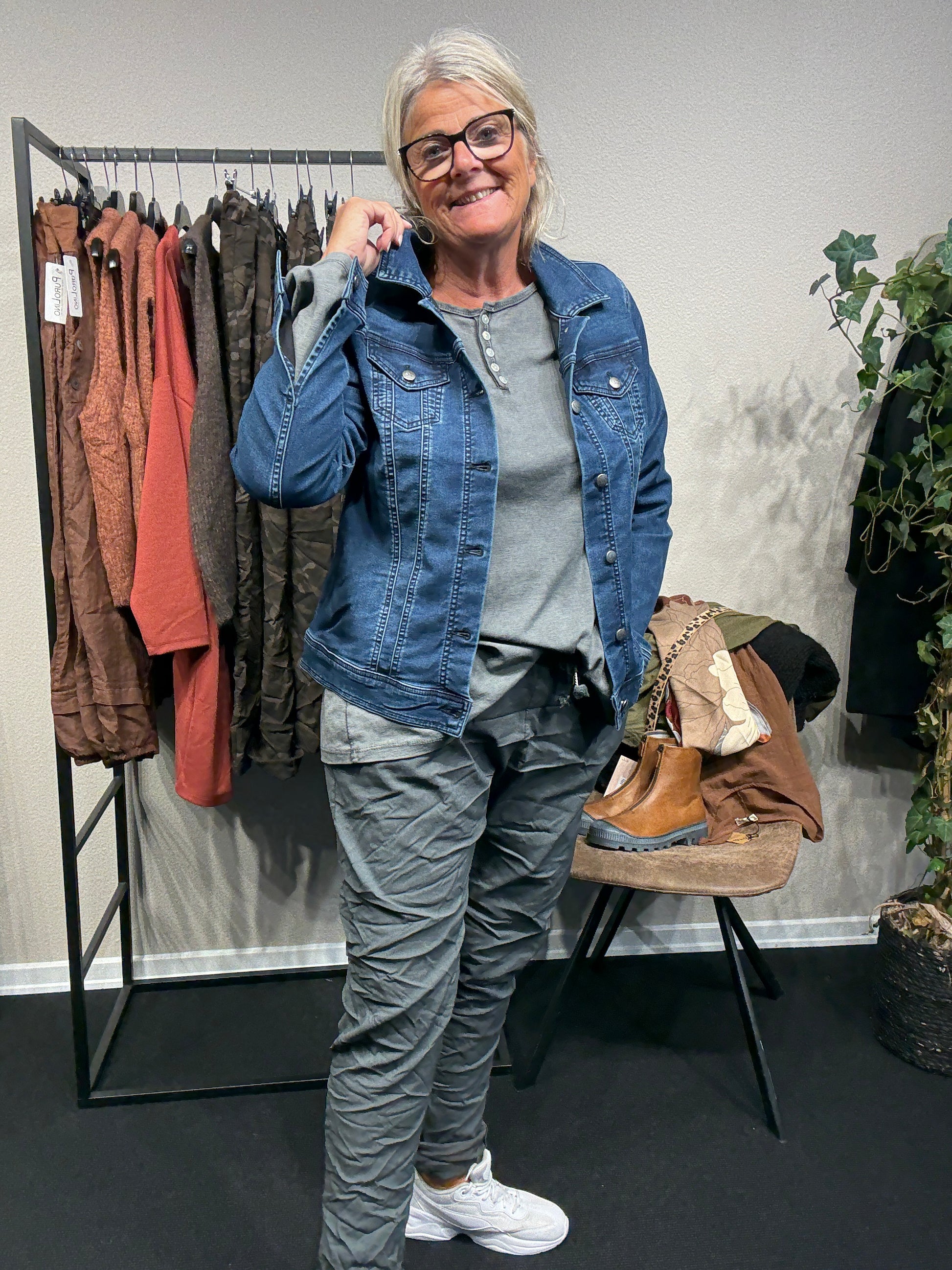 Lækker jeans jakke med knaplukning. Der er to små lommer på brystet og så er den med knap-detalje i rykken, så man kan give jakken facon, hvis man ønsker dette.