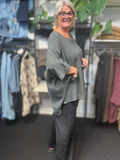 Susanne er en tunika til plus size kvinder, som elsker et oversize look. Den findes i mange forskellige farver. Den er onesize og passes af alt fra en str. 42 til og med str. 54. Susanne fås altid i mange farver.