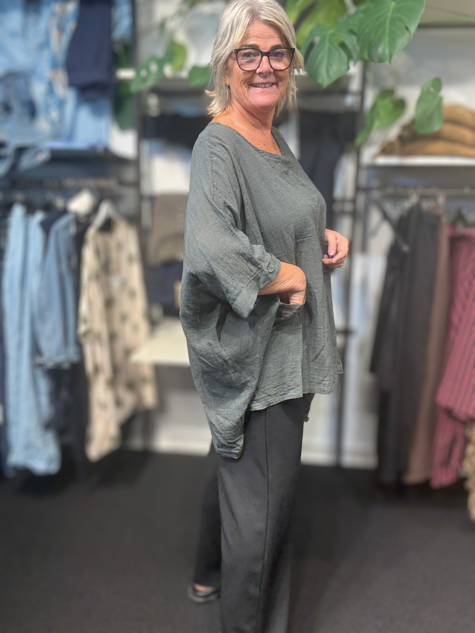 Susanne er en tunika til plus size kvinder, som elsker et oversize look. Den findes i mange forskellige farver. Den er onesize og passes af alt fra en str. 42 til og med str. 54. Susanne fås altid i mange farver.