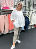 Susanne er en tunika til plus size kvinder, som elsker et oversize look. Den findes i mange forskellige farver. Den er onesize og passes af alt fra en str. 42 til og med str. 54. Her ses den i farven hvid. 