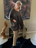 Susanne er en tunika til plus size kvinder, som elsker et oversize look. Den findes i mange forskellige farver. Den er onesize og passes af alt fra en str. 42 til og med str. 54. Her ses den i farven sort. 