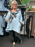 Susanne er en tunika til plus size kvinder, som elsker et oversize look. Den findes i mange forskellige farver. Den er onesize og passes af alt fra en str. 42 til og med str. 54. 