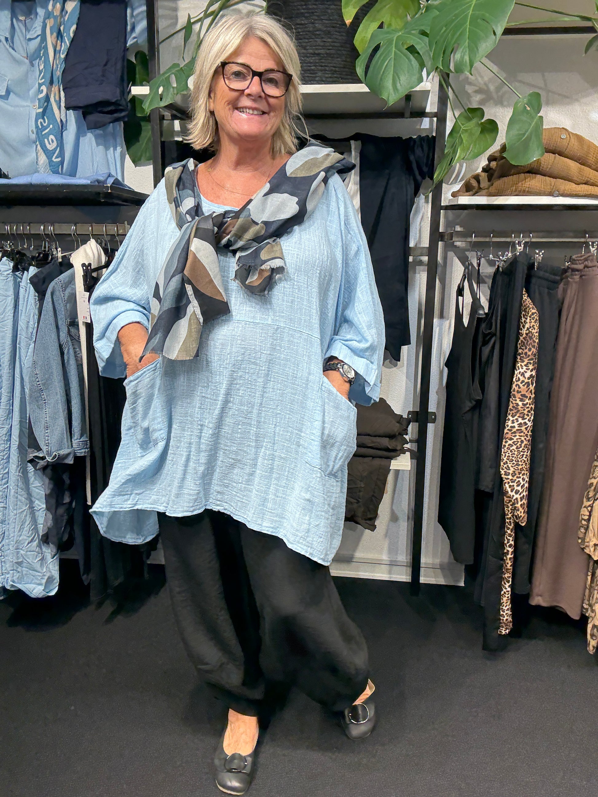 Susanne er en tunika til plus size kvinder, som elsker et oversize look. Den findes i mange forskellige farver. Den er onesize og passes af alt fra en str. 42 til og med str. 54. 