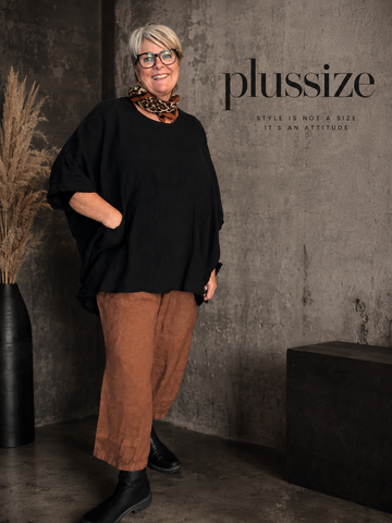 Susanne plussize bomuldstunika (AI-genereret billede)

AI-genereret billede af en smilende plus-size model iført Susanne bomuldstunika i mørk brun. Tunikaen har en løs, oversize pasform med rund hals, korte brede ærmer og store påsyede lommer foran. Den er stylet med rustfarvede bukser og komfortable sko i et råt industrielt miljø, som fremhæver tunikaens afslappede og moderne udtryk. Ideel til kvinder, der ønsker komfort, bevægelsesfrihed og et stilfuldt hverdagslook.