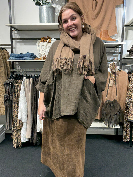 "Susanne tunika i bomuld, fås i mange farver; rå og smart i oversize pasform, som kan styles både afslappet og mere elegant efter ønsket udtryk."